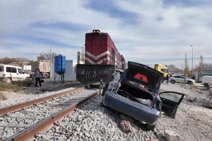 malatyada-yuk-treni-otomobil-ile-carpisti