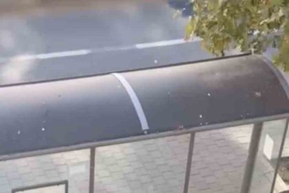 mardinde-duyarli-vatandas-yolcular-usumesin-diye-duragin-oturma-yerlerini-haliyla-kapladi