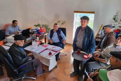 mentese-ziraat-odasi-baskani-bastug-senyaylada-elma-ureticilerinin-sorunlarini-dinledi