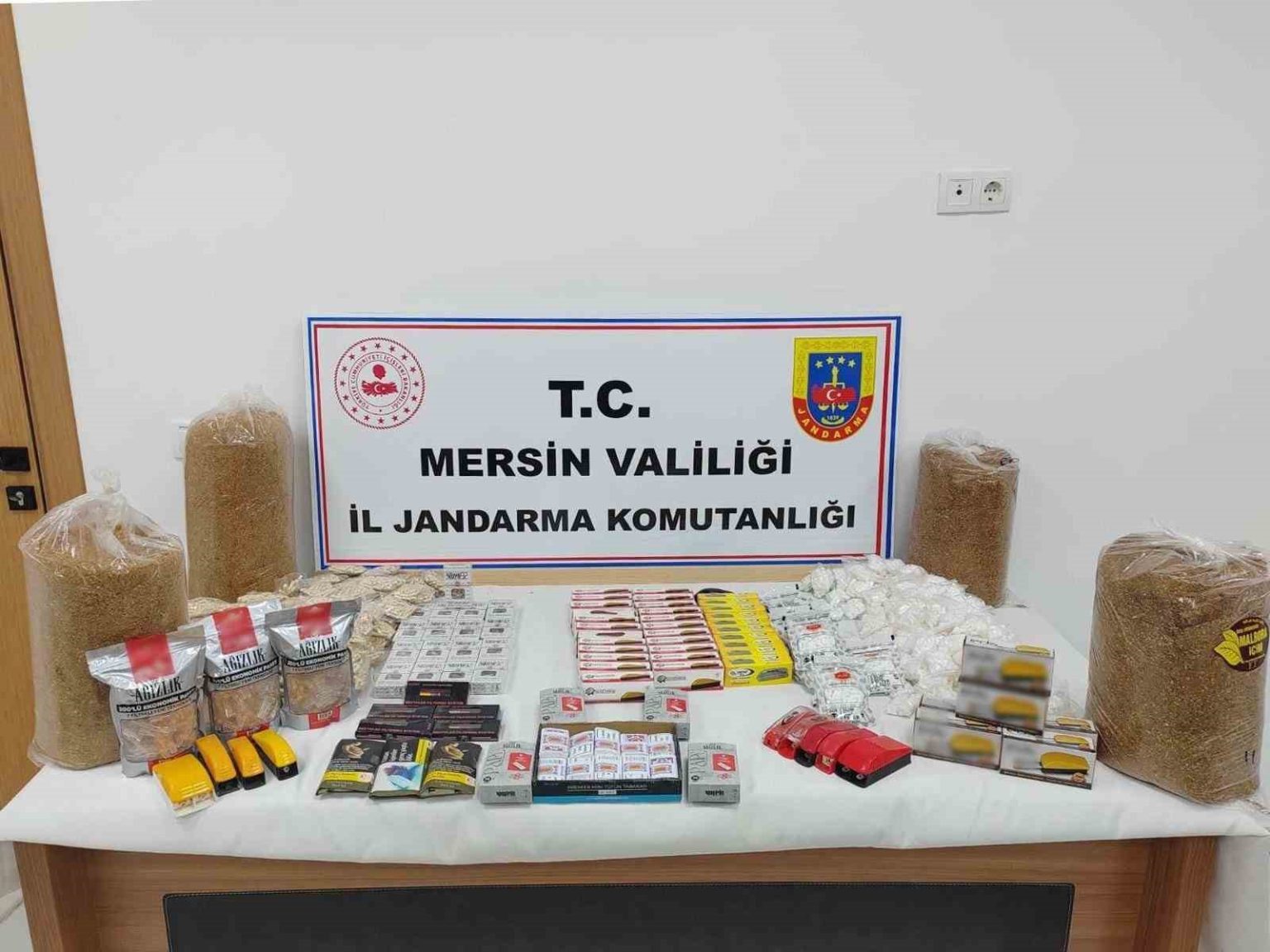 mersinde-kacak-tutun-ve-65-adet-sigara-sarma-makinesi-ele-gecirildi