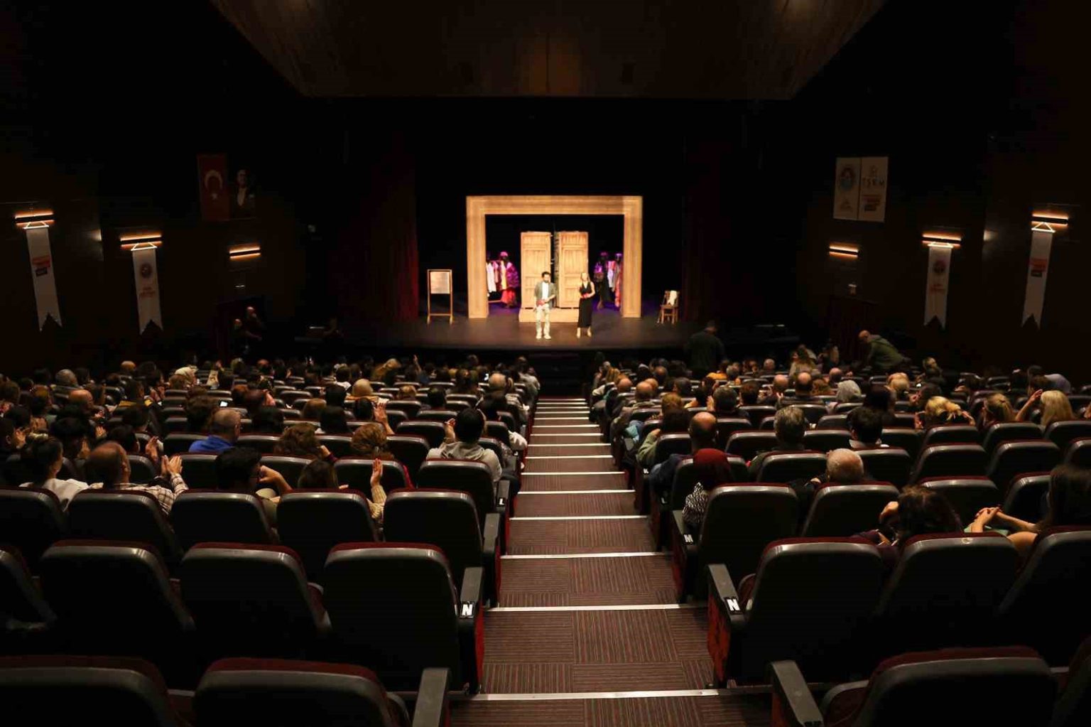 mersinin-eyvah-nadir-oyunu-istanbulda-begeni-topladi