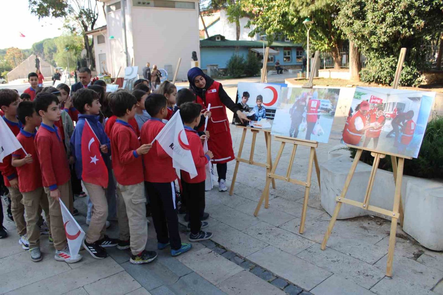 minikler-kizilayi-yakindan-tanidi