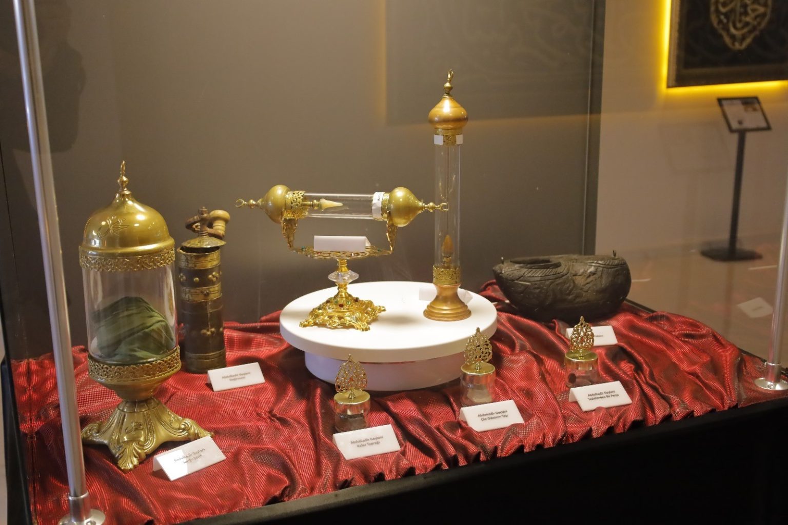 mukaddes-emanetler-sergisi-yogun-ilgi-gordu