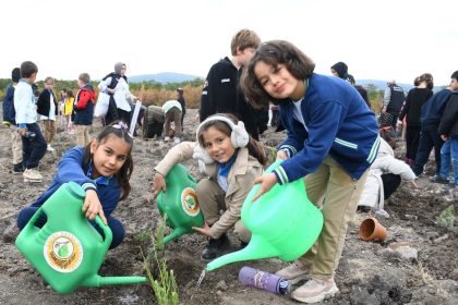 ogrenciler-fidanlari-toprakla-bulusturdu