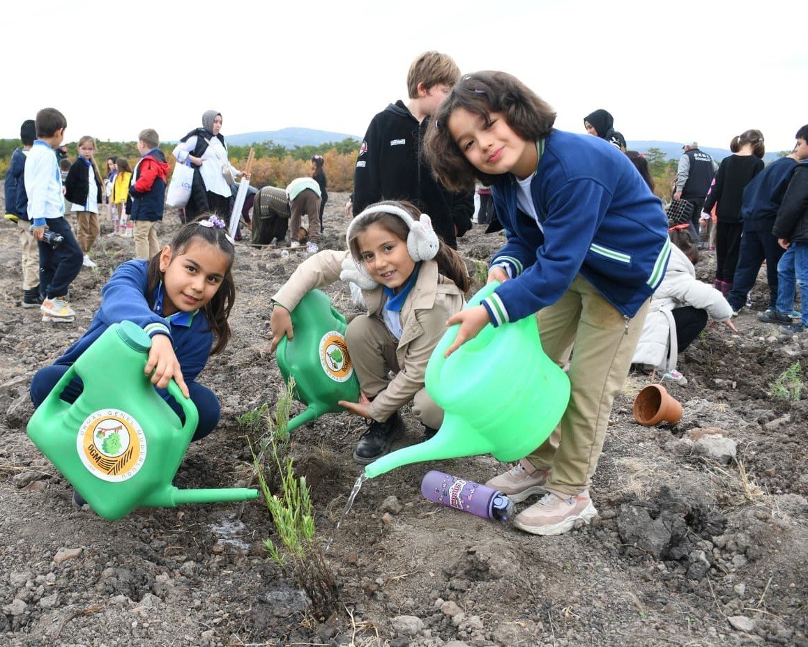 ogrenciler-fidanlari-toprakla-bulusturdu