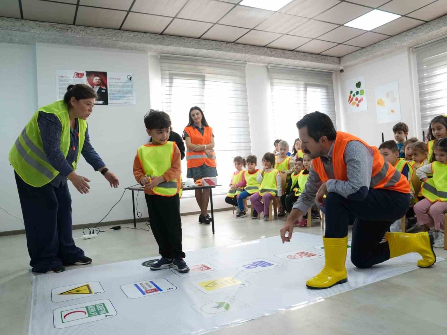 osmangazi-kreslerinde-miniklere-is-guvenligi-egitimi