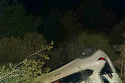 otomobil-devrildi-surucu-halat-yardimiyla-kurtarildi