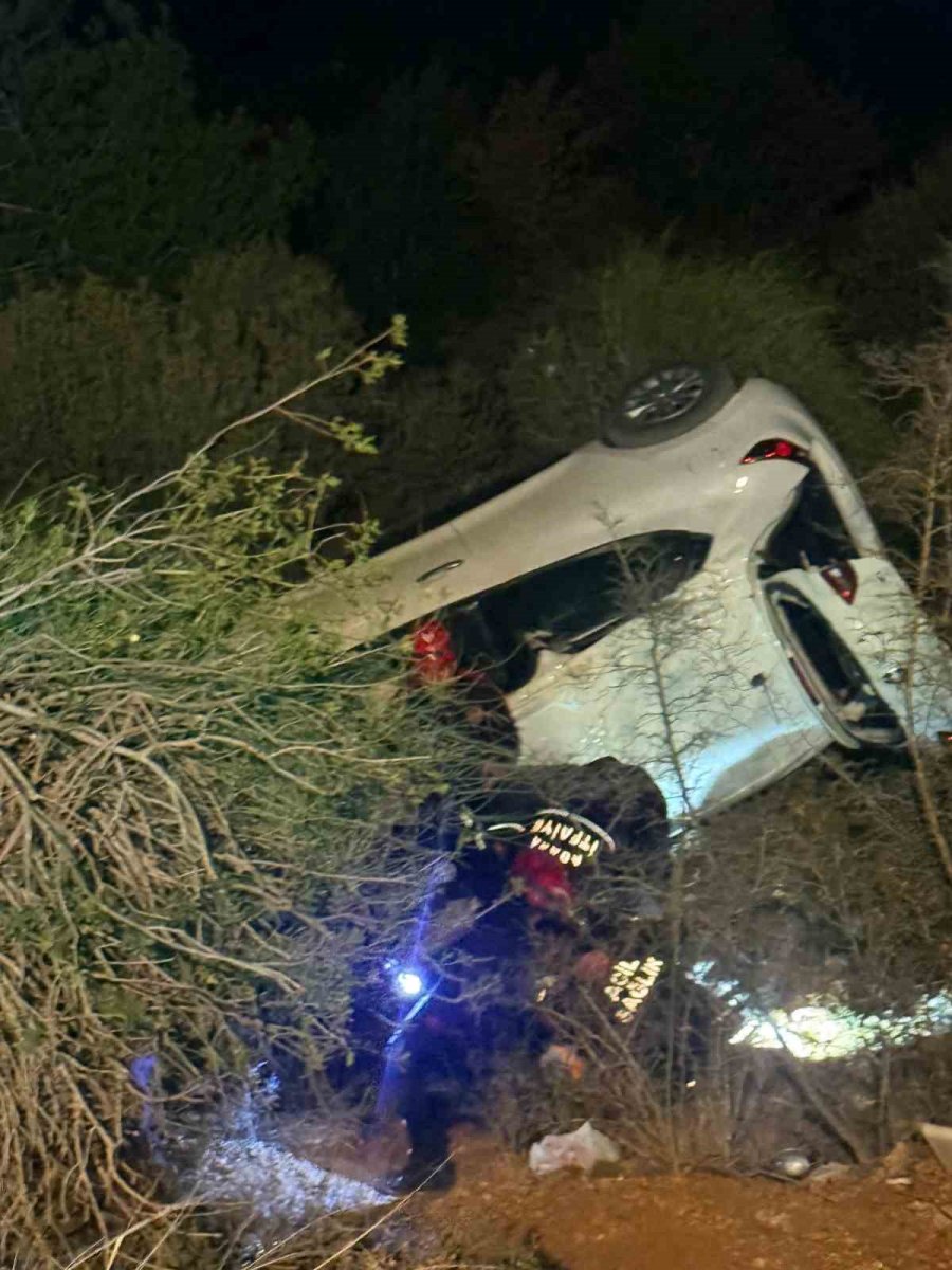 otomobil-devrildi-surucu-halat-yardimiyla-kurtarildi