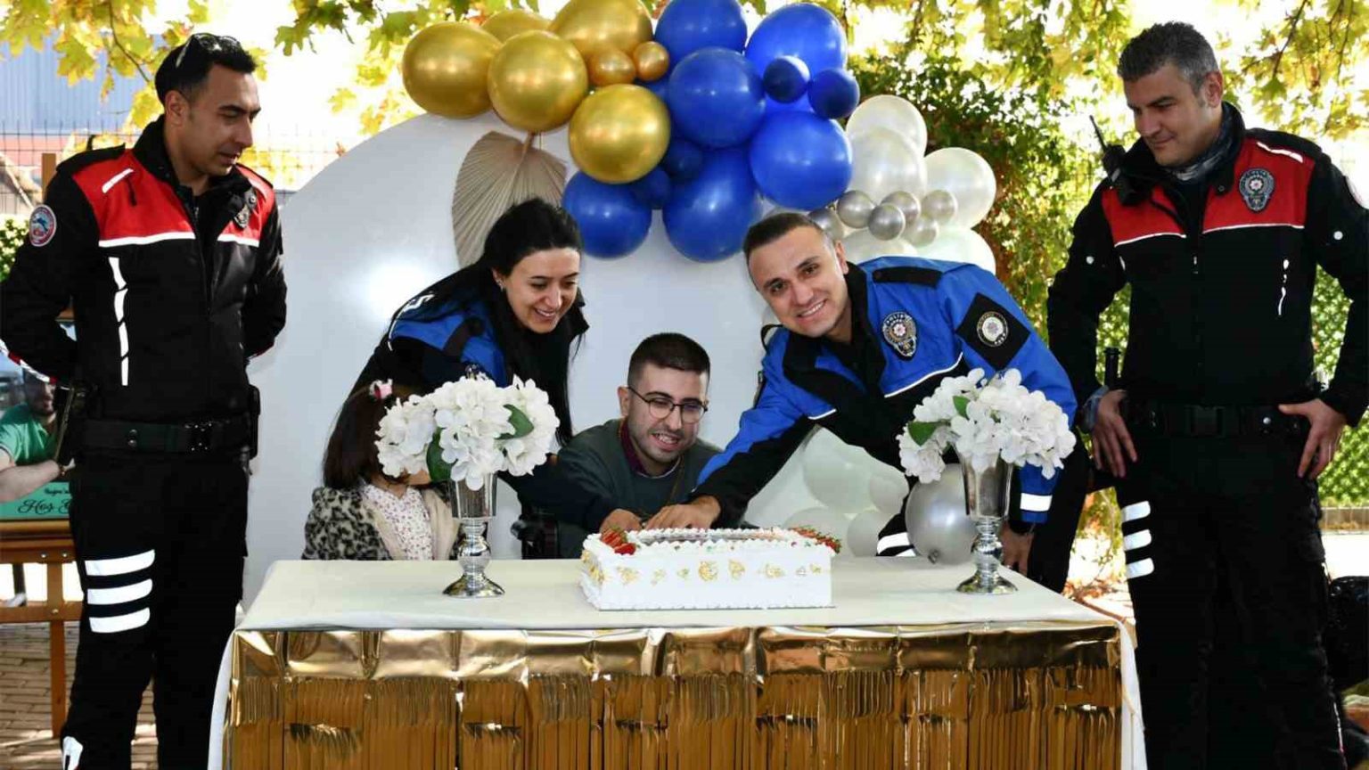 polislerden-cam-kemik-hastasi-bugraya-davullu-zurnali-dogum-gunu