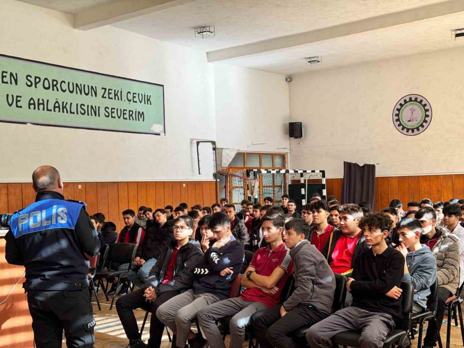 polisten-lise-ogrencilerine-yonelik-egitim-calismasi