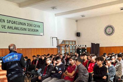 polisten-lise-ogrencilerine-yonelik-egitim-calismasi