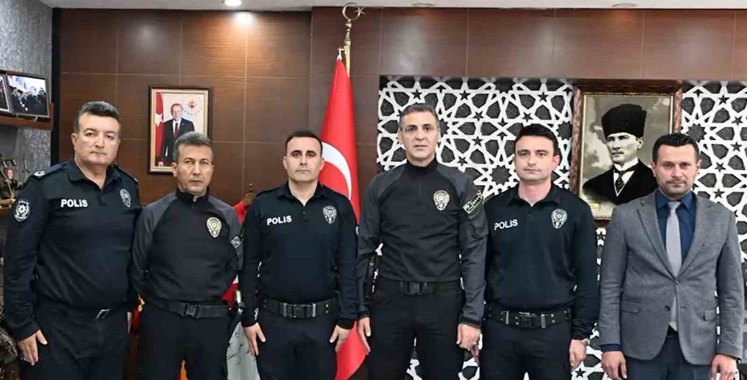 rahatsizlanan-kadini-yalniz-birakmayan-polis-memurlarina-tesekkur