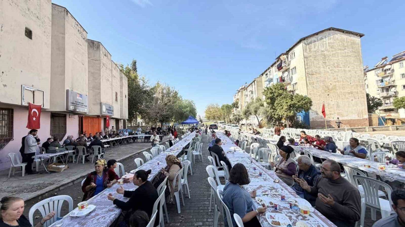 romanlardan-ilicabasinda-hayir-yemegi