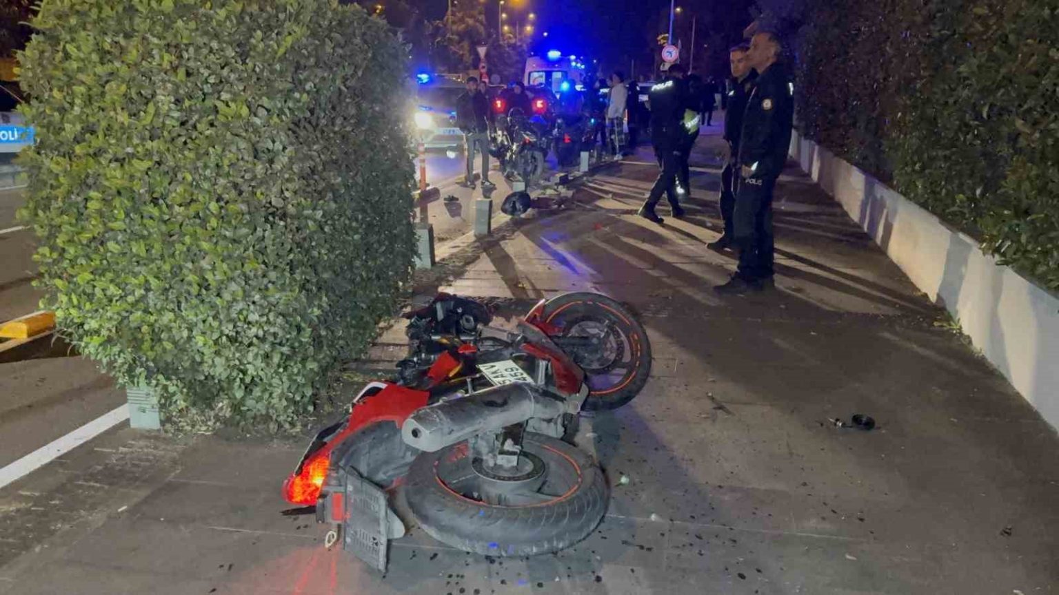 samsunda-motosiklet-yayaya-carpti-3-kisi-agir-yaralandi