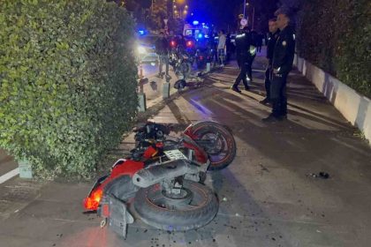 samsunda-motosiklet-yayaya-carpti-3-kisi-agir-yaralandi