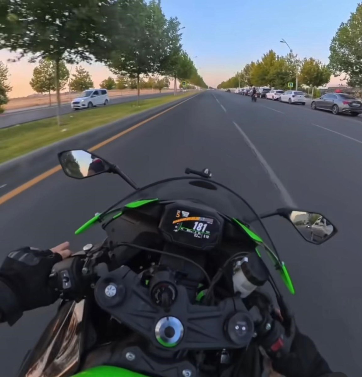 sehir-icinde-181-kilometre-hiz-yapan-motosikletli-o-anlari-sosyal-medyadan-paylasti