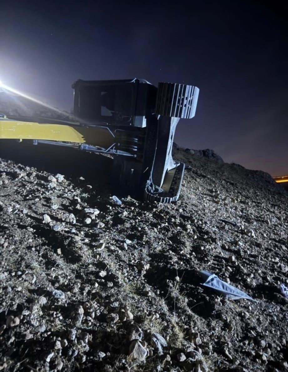 siirtte-ekskavator-devrilmesi-sonucu-operator-agir-yaralandi