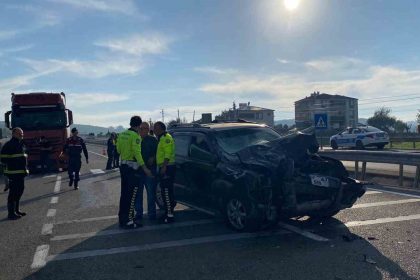 sinopta-otomobil-traktore-arkadan-carpti-2-yarali