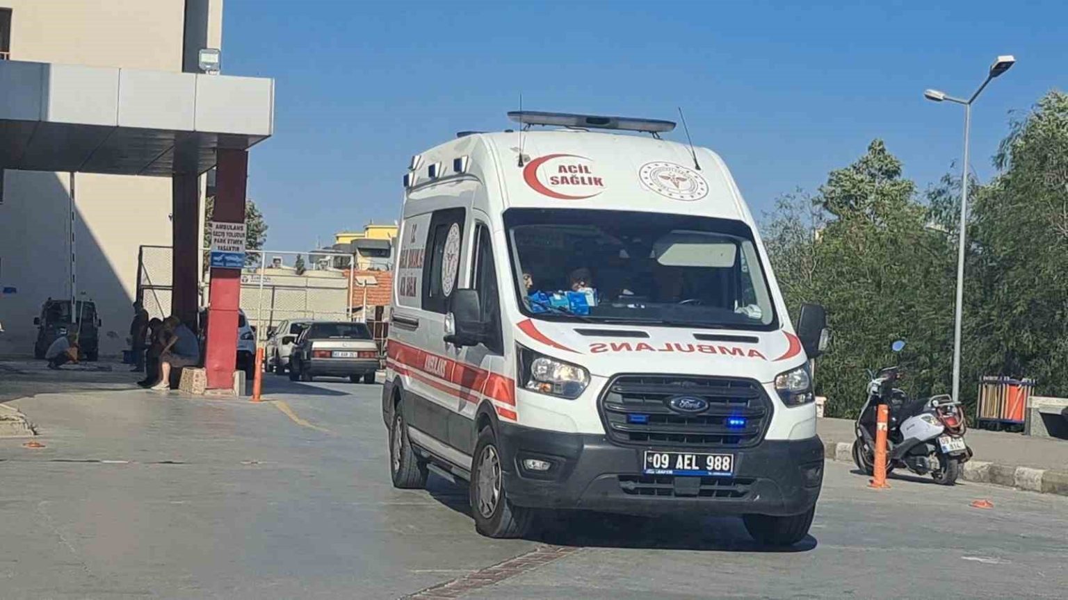 sokede-is-makinasi-devrildi-3-yarali