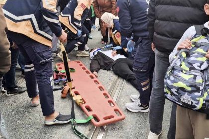 sultangazide-otomobil-ile-motosiklet-tramvay-yolunda-carpisti-1-yarali