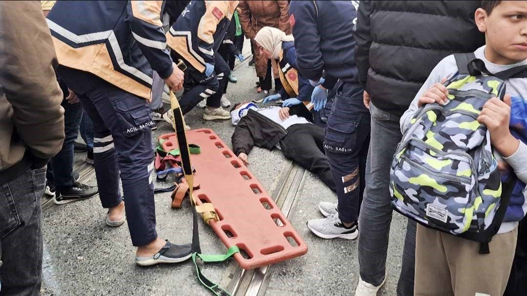 sultangazide-otomobil-ile-motosiklet-tramvay-yolunda-carpisti-1-yarali