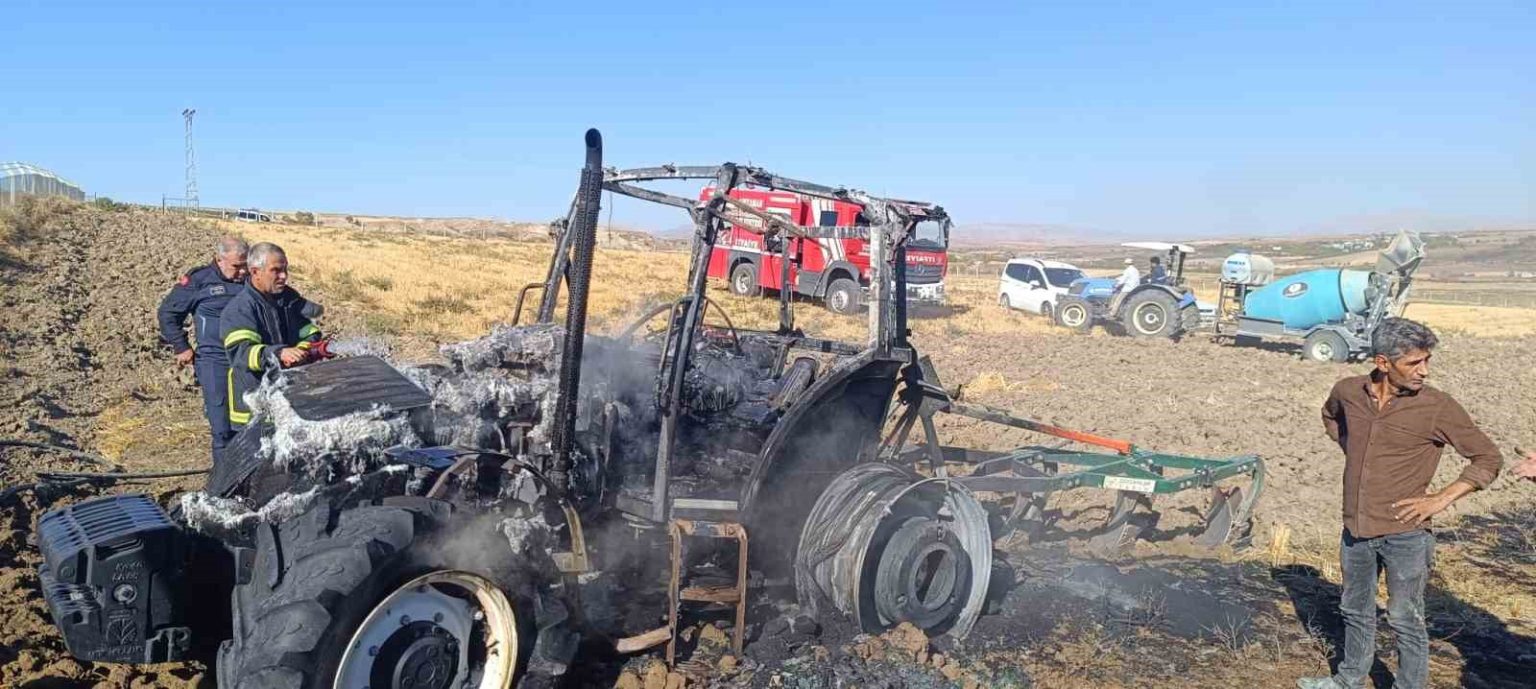tarlayi-suren-traktor-alev-alarak-yandi