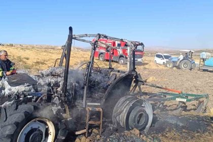 tarlayi-suren-traktor-alev-alarak-yandi