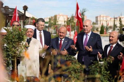 tbmm-baskani-kurtulmus-adiyamanda-deprem-sehitleri-mezarligini-ziyaret-etti