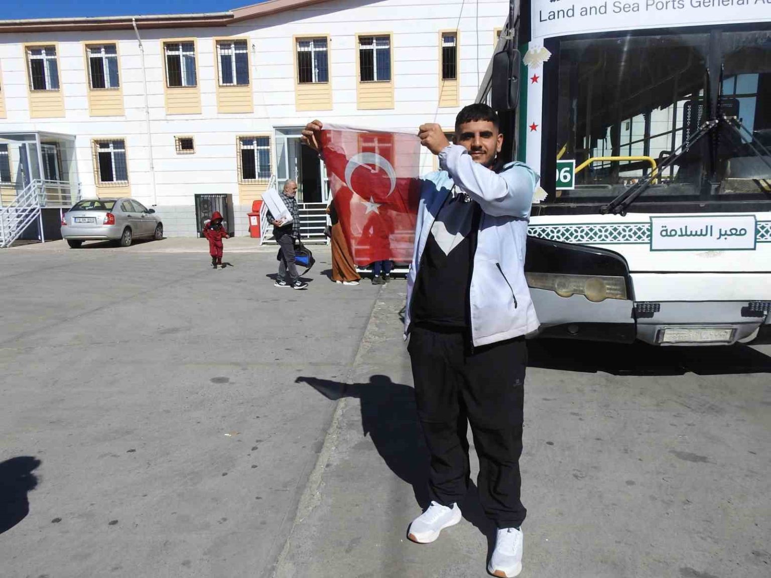 turkiyede-buyuyen-suriyeli-ulkesine-turk-bayragini-operek-dondu