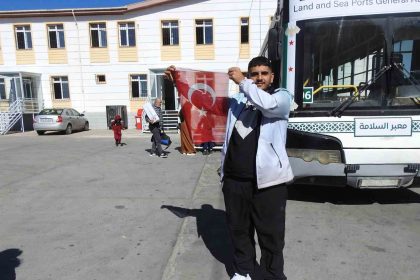 turkiyede-buyuyen-suriyeli-ulkesine-turk-bayragini-operek-dondu