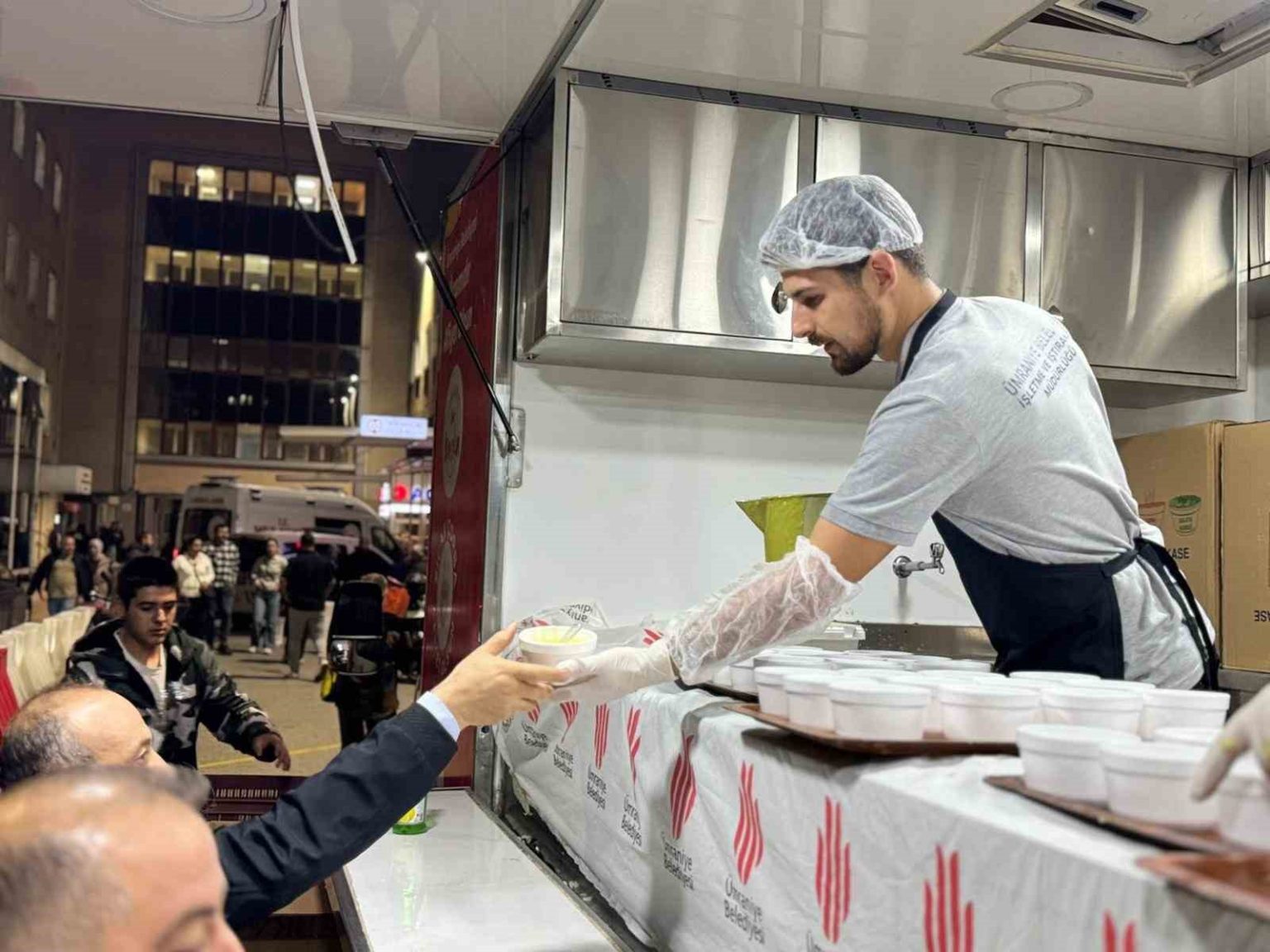 umraniyede-her-gun-binlerce-kisiye-sicak-corba-ikrami