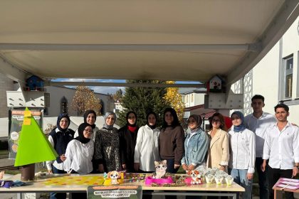 universite-ogrencilerinden-bir-kap-su-bir-kap-sevgi-farkindalik-etkinligi