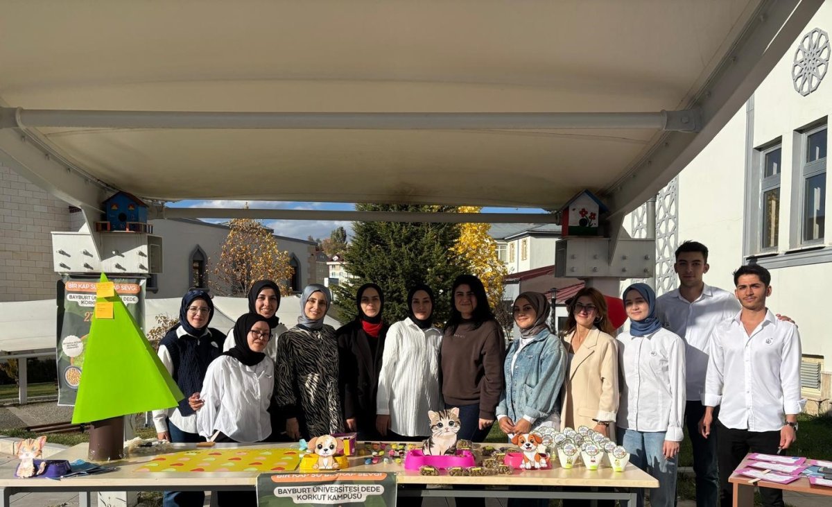 universite-ogrencilerinden-bir-kap-su-bir-kap-sevgi-farkindalik-etkinligi