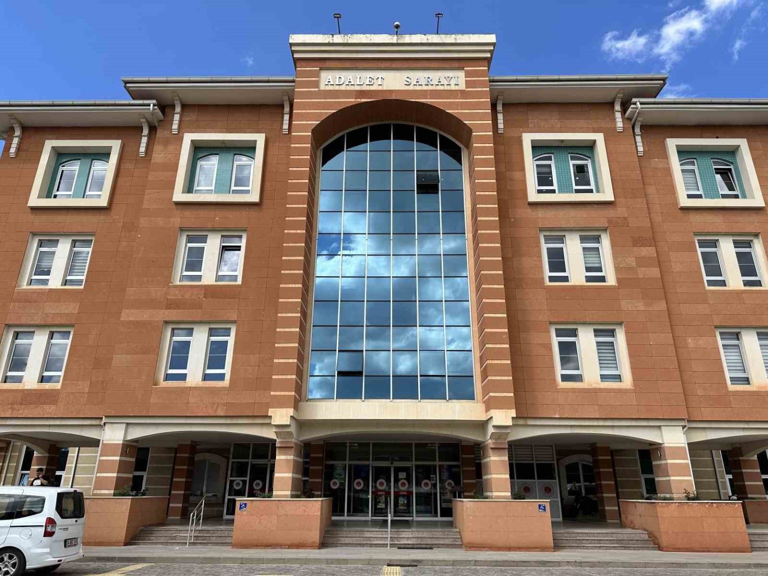 uyusturucu-operasyonunda-yakalanan-5-saniga-mahkemeden-ceza-yagdi