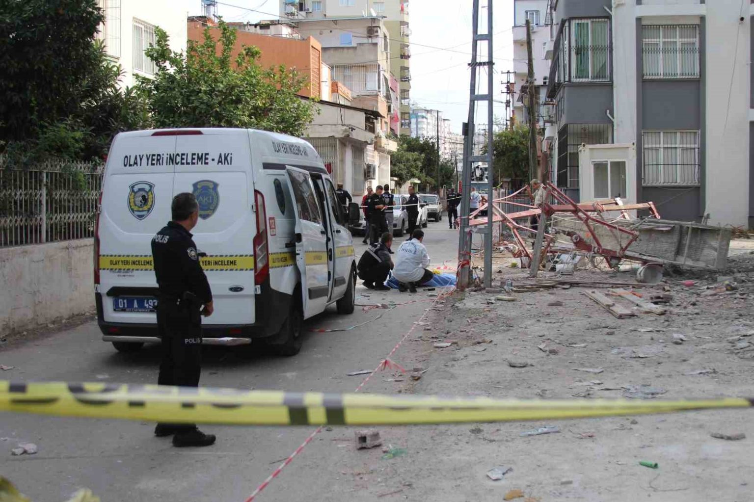 adanada-demir-iskele-zemine-cakildi-1-olu-1-yarali