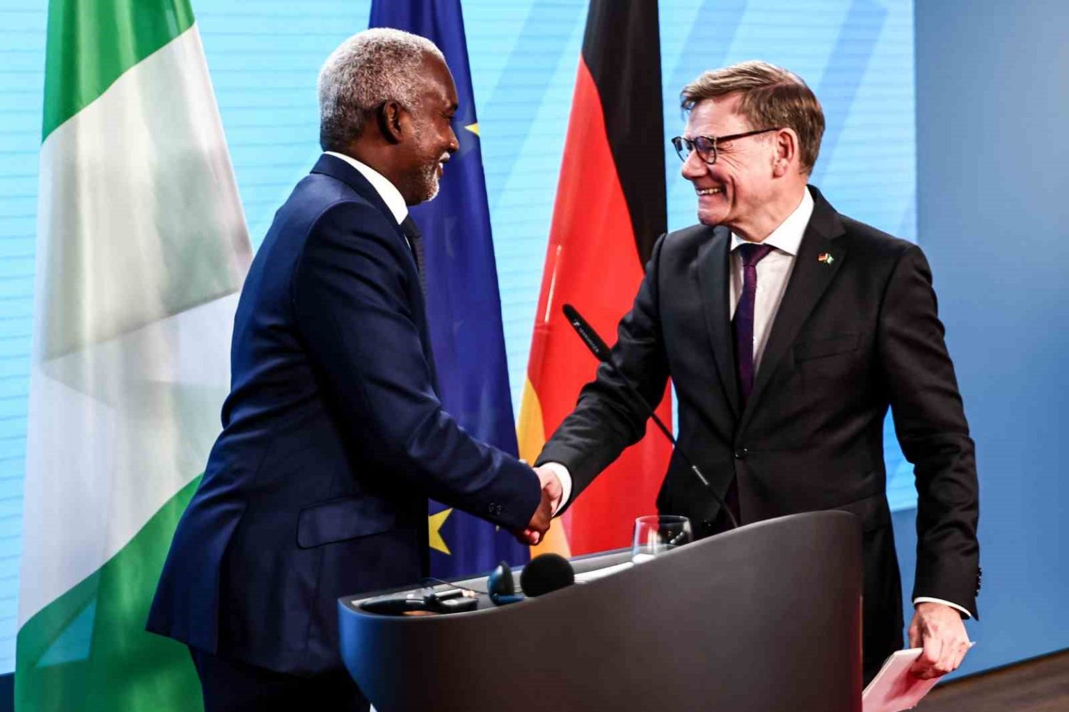 alman-bakan-wadephul-suriyelilerin-gonullu-donusu-gerceklesmezse-zorla-yapilabilir