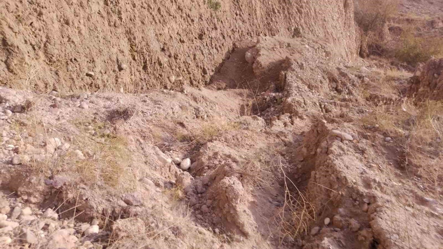 ankarada-toprak-kaymasi-meydana-gelen-yol-trafige-kapatildi