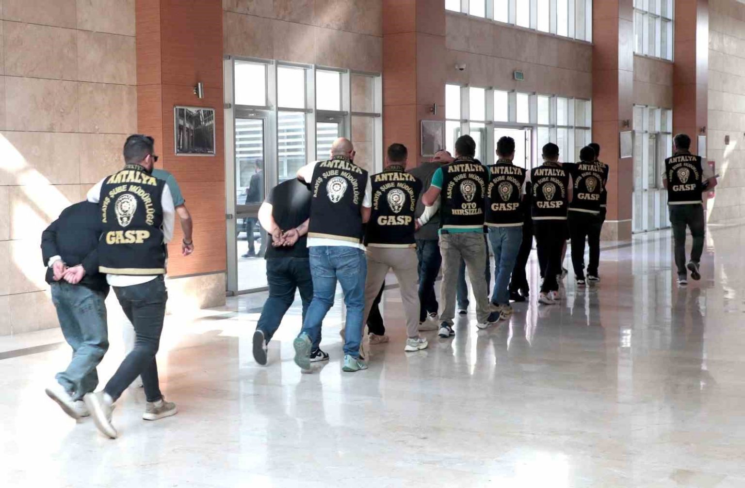 antalyada-is-yerine-zarar-veren-10-sahis-tutuklandi