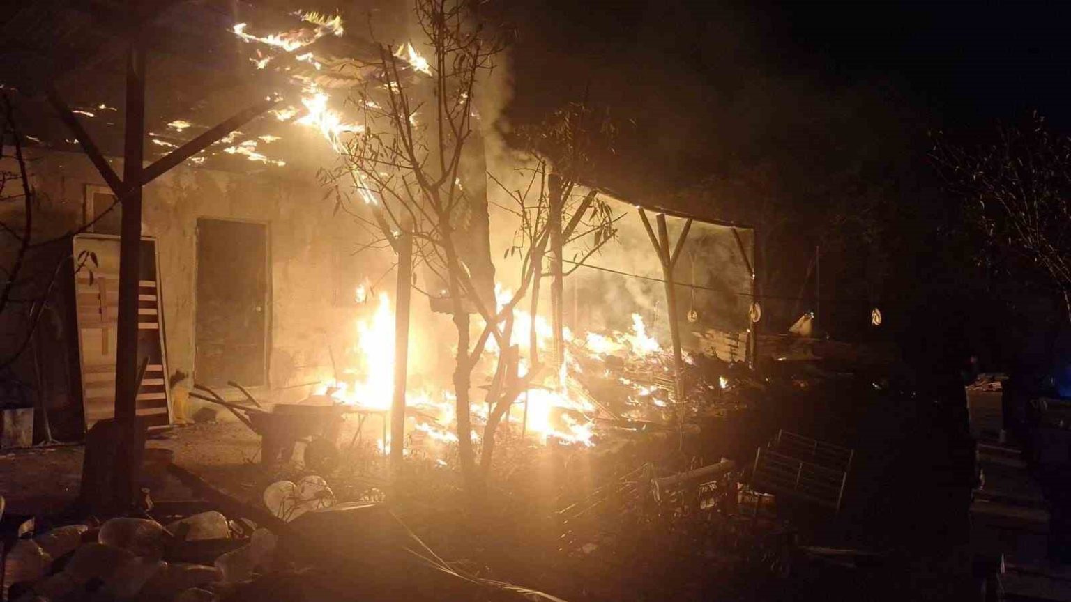 ari-kovanlarinin-bulundugu-sundurma-yapida-yangin