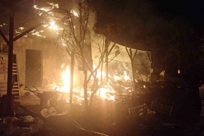 ari-kovanlarinin-bulundugu-sundurma-yapida-yangin