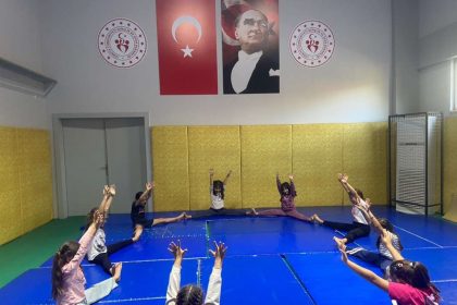 aydinda-gencler-hem-sporu-seviyor-hem-de-egleniyor