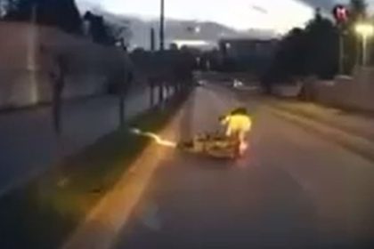 basaksehirde-cukur-nedeniyle-kontrolu-kaybeden-motosikletli-yola-savruldu