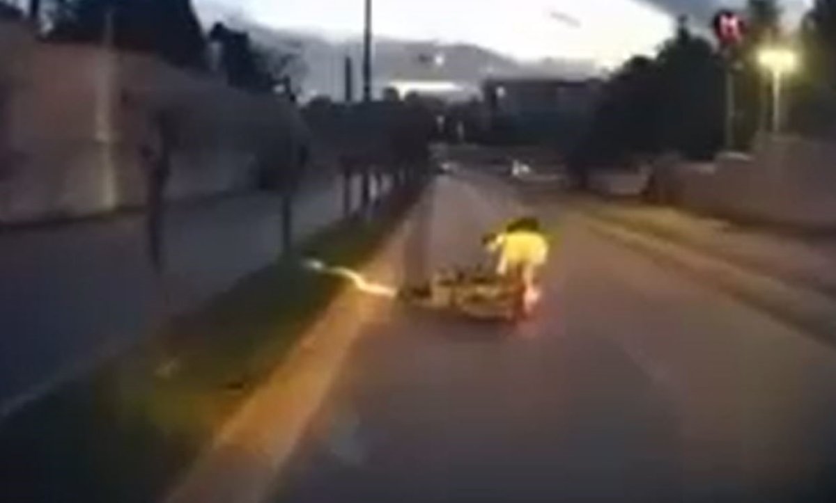 basaksehirde-cukur-nedeniyle-kontrolu-kaybeden-motosikletli-yola-savruldu