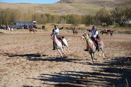 bayburtta-cirit-nefes-kesti-atlar-dostluk-icin-dortnala-kostu