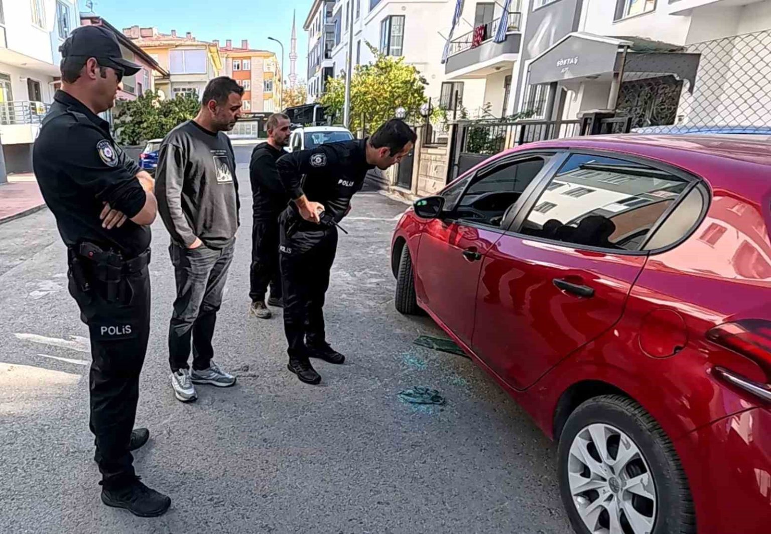 bosanma-asamasindaki-esinin-arabasinin-camini-kirdi-soka-ugrayan-kadin-kadesle-kurtuldu