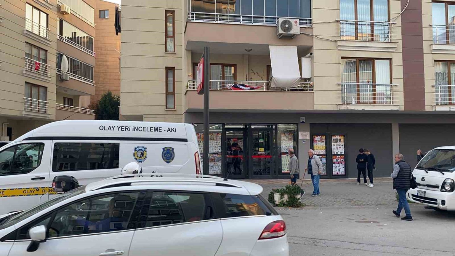 bursada-eski-esini-calistigi-markette-bicakladi