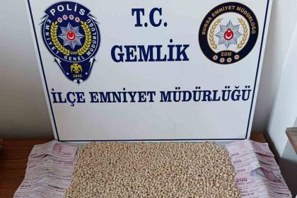 bursada-polisin-suphe-uzerine-durdugu-aractan-uyusturucu-cikti