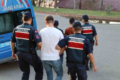 cesitli-suclardan-aranan-3-sahsi-jandarma-yakaladi