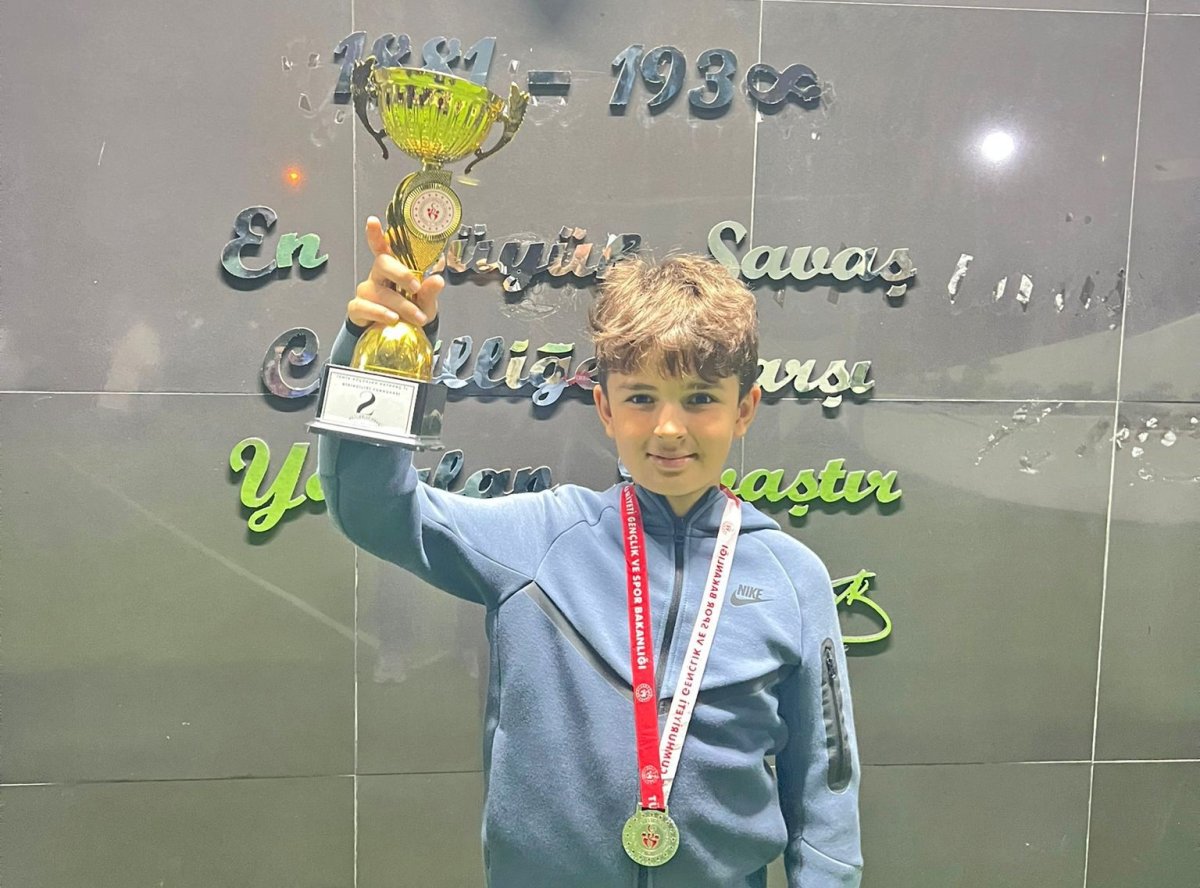 cesme-belediyesporlu-emirden-satrancta-izmir-ikinciligi