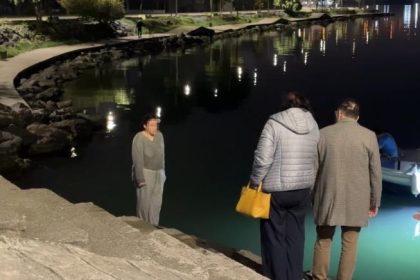 denize-atlamak-isteyen-genc-kizi-anne-ve-babasi-ikna-etti